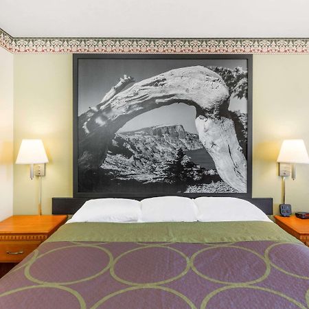 Super 8 By Wyndham Grants Pass Motell Exteriör bild