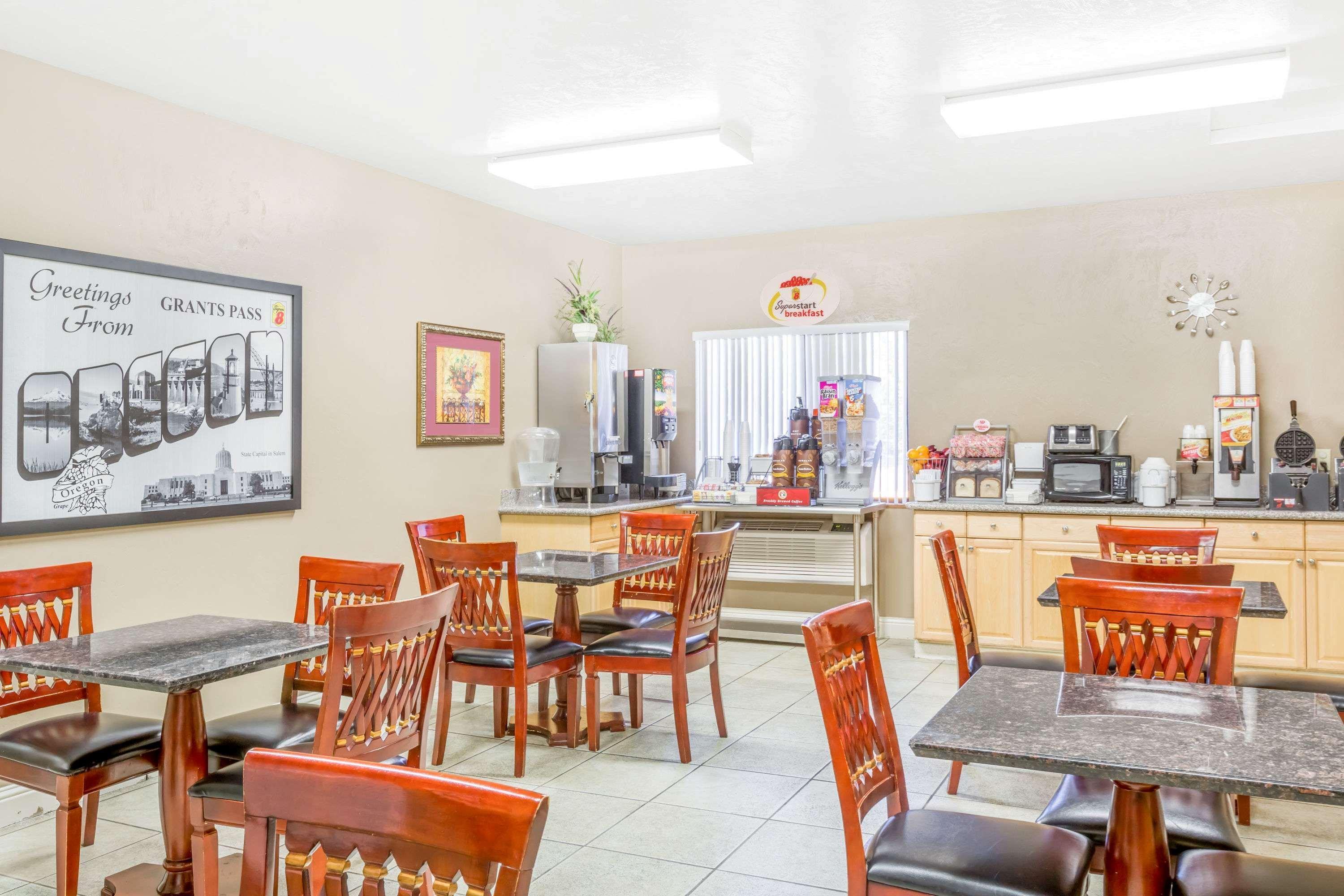 Super 8 By Wyndham Grants Pass Motell Exteriör bild