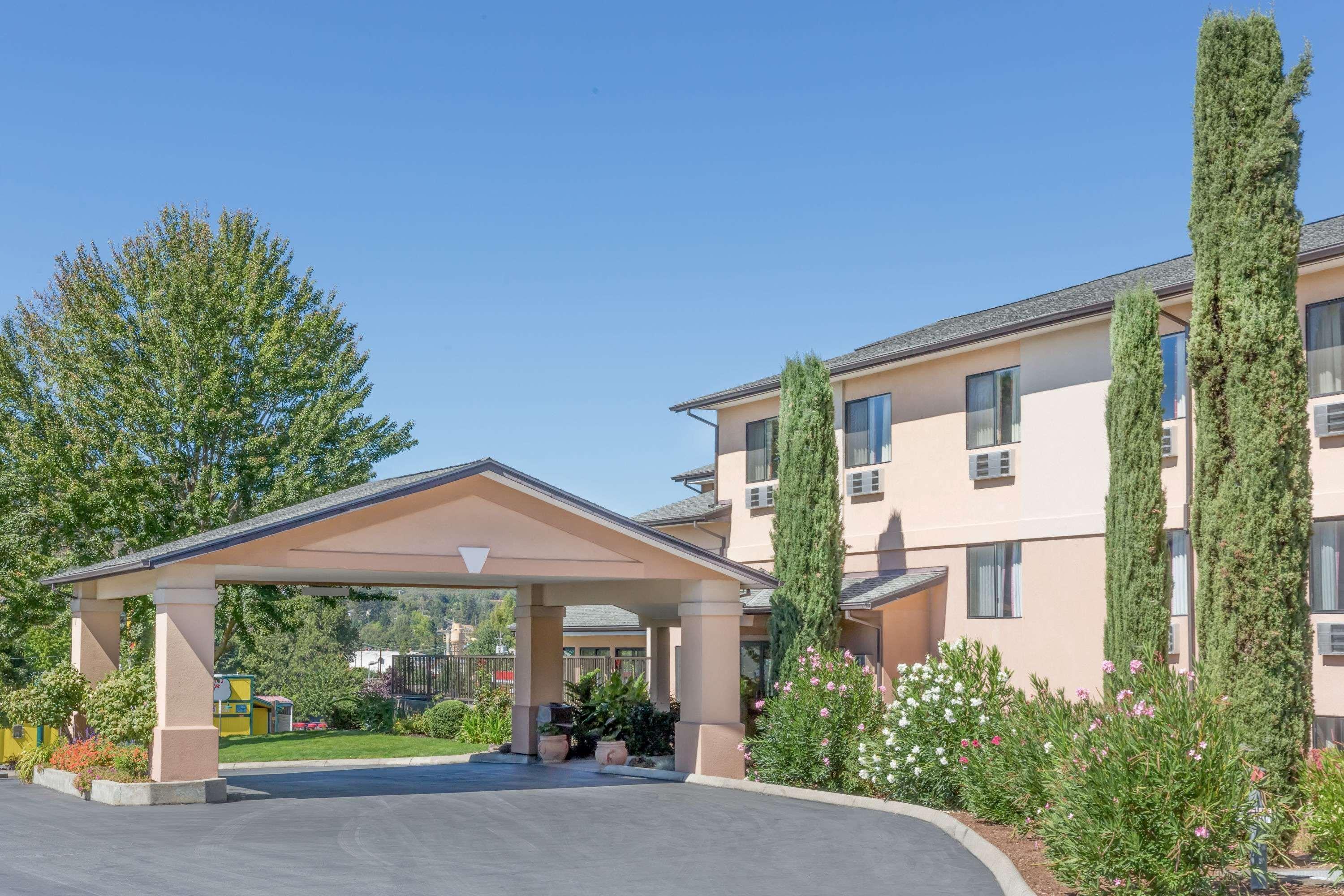 Super 8 By Wyndham Grants Pass Motell Exteriör bild